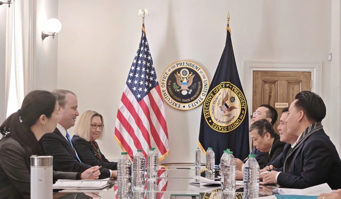 Thứ trưởng Công Thương, Phó trưởng Đoàn đàm phán Chính phủ Nguyễn Sinh Nhật Tân làm việc với Phó đại diện Thương mại Mỹ Rick Switzer, ngày 12/11. Ảnh: MOIT