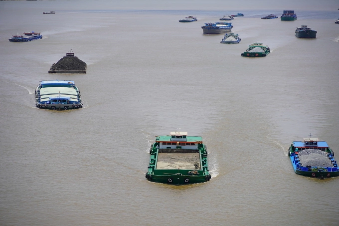 Sà lan chở cát, đá trên sông Vàm Cỏ Đông, đoạn qua cầu Mỹ Lợi (Đồng Tháp, Tây Ninh). Ảnh: Hoàng Nam